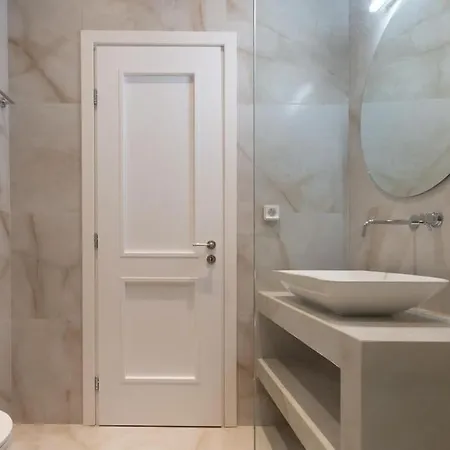 Modern In Ipitou, Plaka *