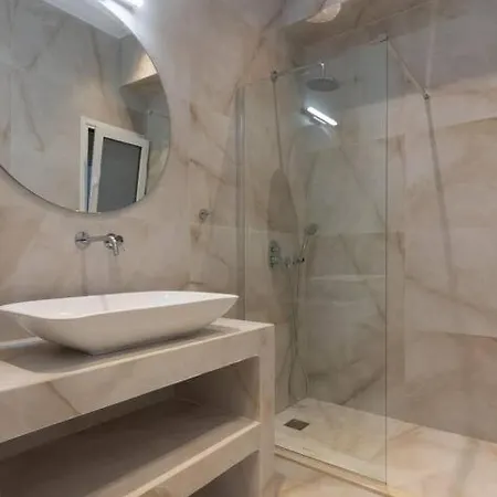 Modern In Ipitou, Plaka