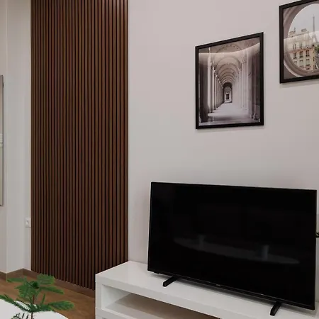 Apartament Modern Urban Oasis Near Metro Hub