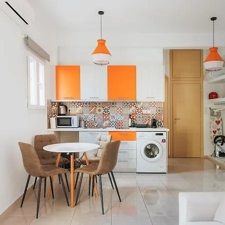 Colourful Cosy At Panormou Metro Station Apartment