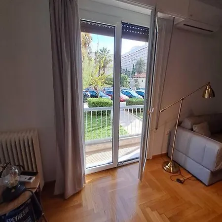 Chic Comfort: Where Cozy Meets Professional Appartement Athènes