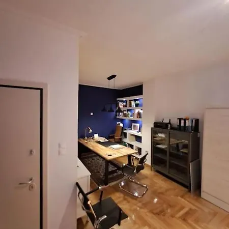 Appartement Chic Comfort: Where Cozy Meets Professional *