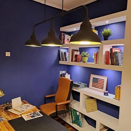 Appartement Chic Comfort: Where Cozy Meets Professional *