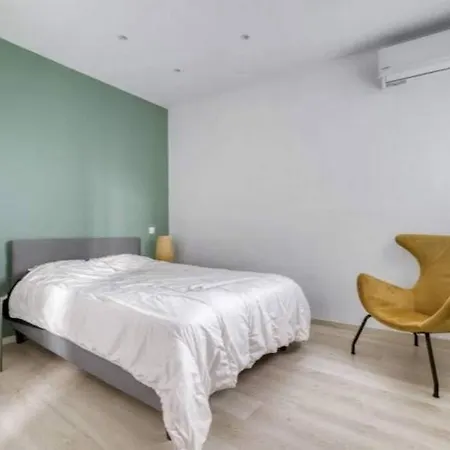 Charming 1 Bedroom Near The Center Apartment *