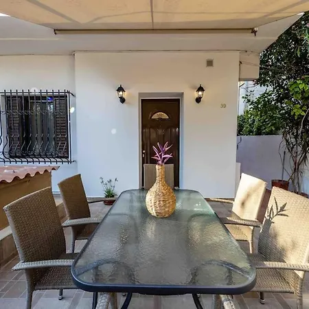 Nagias Cozy Garden Apartment *