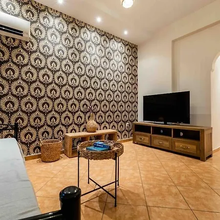 Nagias Cozy Garden Apartment