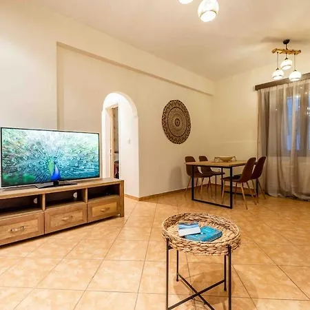 Nagias Cozy Garden Apartment