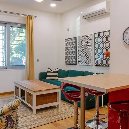 Apartment Academia By The Park *
