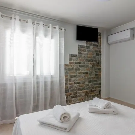 Petralona Semi-basement For 2 Persons Athens