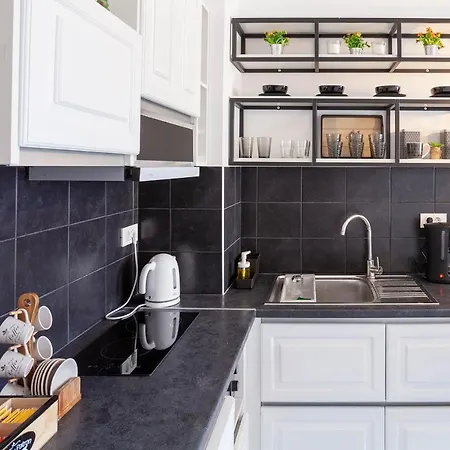 Luxury One Bedroom Aristophanes *