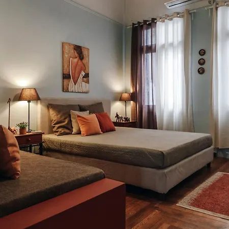 Monastiraki-psiri, Old Town, 3-bdr Apt, Sleep 6-10p, Spacious Court Yard