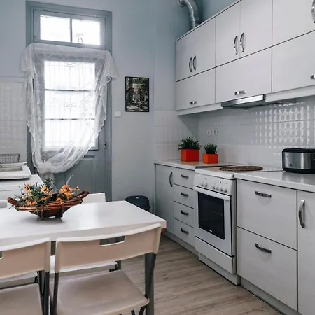 Monastiraki-psiri, Old Town, 3-bdr Apt, Sleep 6-10p, Spacious Court Yard דירה *
