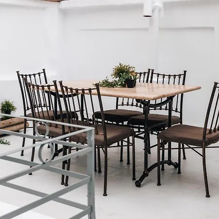 Monastiraki-psiri, Old Town, 3-bdr Apt, Sleep 6-10p, Spacious Court Yard