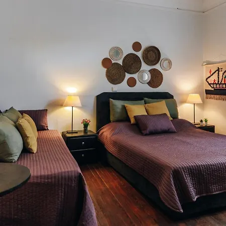 Monastiraki-psiri, Old Town, 3-bdr Apt, Sleep 6-10p, Spacious Court Yard