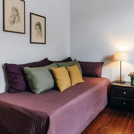 Monastiraki-psiri, Old Town, 3-bdr Apt, Sleep 6-10p, Spacious Court Yard Apartment *