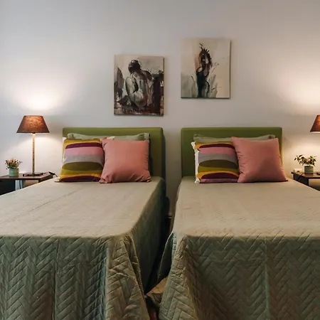 Monastiraki-psiri, Old Town, 3-bdr Apt, Sleep 6-10p, Spacious Court Yard Apartment *