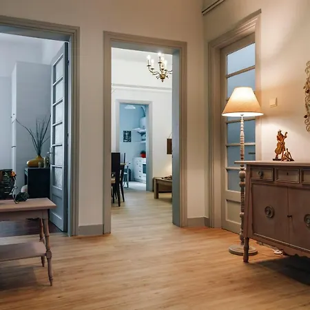 Monastiraki-psiri, Old Town, 3-bdr Apt, Sleep 6-10p, Spacious Court Yard Athens