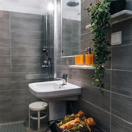 Monastiraki-psiri, Old Town, 3-bdr Apt, Sleep 6-10p, Spacious Court Yard *