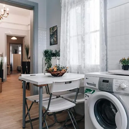 דירה Monastiraki-psiri, Old Town, 3-bdr Apt, Sleep 6-10p, Spacious Court Yard