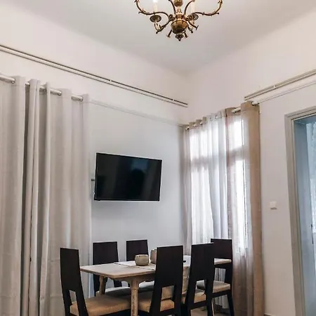 Monastiraki-psiri, Old Town, 3-bdr Apt, Sleep 6-10p, Spacious Court Yard Athens