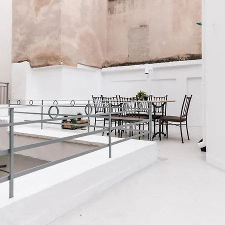 Monastiraki-psiri, Old Town, 3-bdr Apt, Sleep 6-10p, Spacious Court Yard *