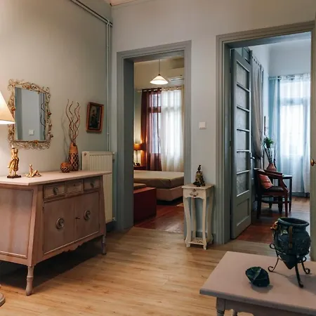 Apartment Monastiraki-psiri, Old Town, 3-bdr Apt, Sleep 6-10p, Spacious Court Yard *