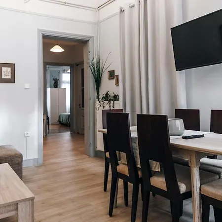 Monastiraki-psiri, Old Town, 3-bdr Apt, Sleep 6-10p, Spacious Court Yard Athens