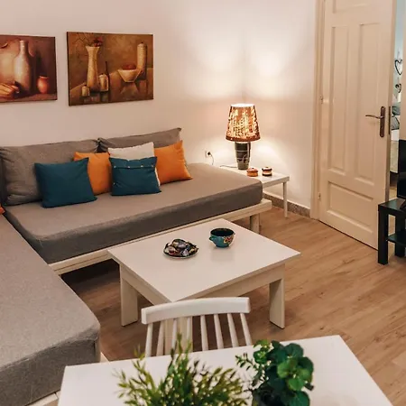 Monastiraki-psiri, Old Town, 1-bdr Apt, Sleep 2-4p, Spacious Court Yard Apartment