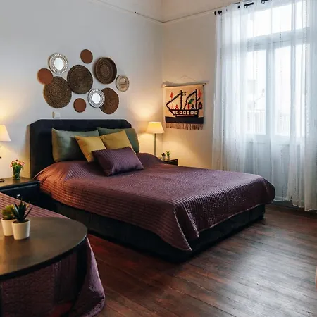 Monastiraki-psiri, Old Town, 3-bdr Apt, Sleep 6-10p, Spacious Court Yard Apartment