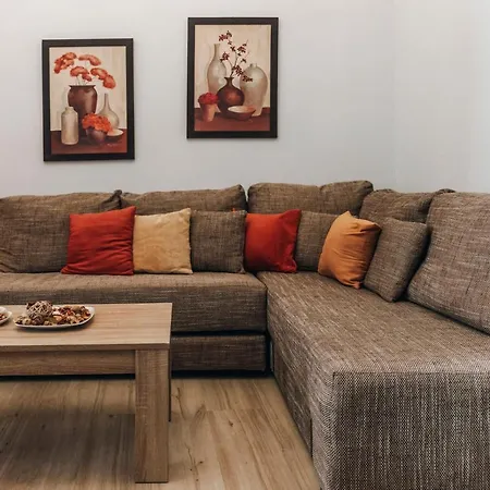Apartment Monastiraki-psiri, Old Town, 3-bdr Apt, Sleep 6-10p, Spacious Court Yard Athens