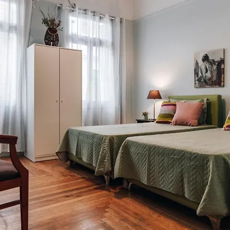 Monastiraki-psiri, Old Town, 3-bdr Apt, Sleep 6-10p, Spacious Court Yard