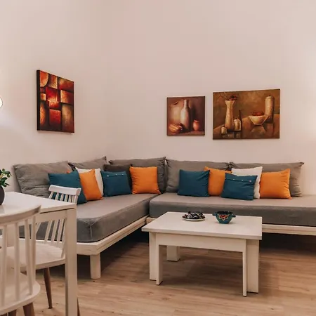 Monastiraki-psiri, Old Town, 1-bdr Apt, Sleep 2-4p, Spacious Court Yard Apartment