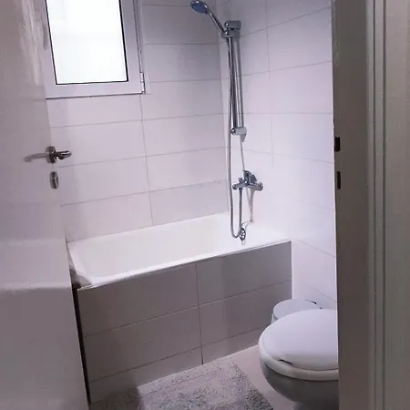 Next To Metro! Bright With Fully Equipped Kitchen