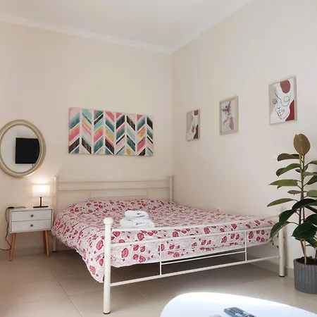 Next To Metro! Bright With Fully Equipped Kitchen