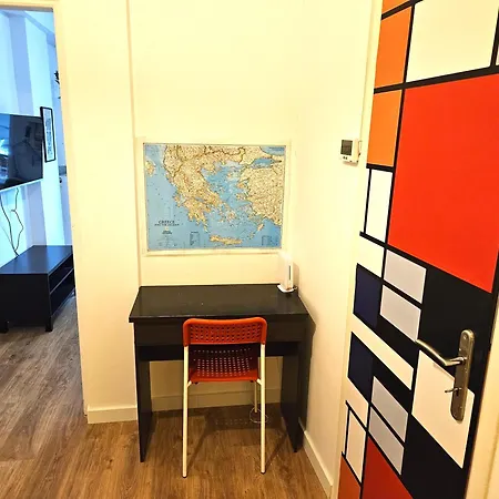 Plato’s Academy Apartamento