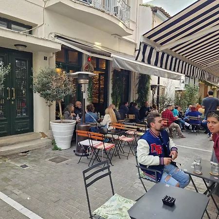 Monastiraki-psiri, Old Town, 3-bdr Apt, Sleep 6-10p, Spacious Court Yard