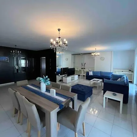 Lovely 2-bedroom Unit
