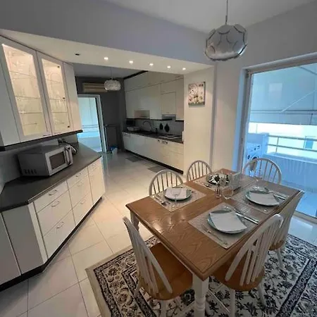 Lovely 2-bedroom Unit Апартаменты *