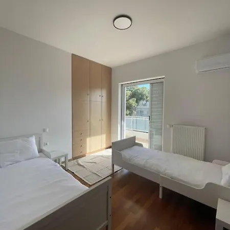 Glyfada 3 Bed: Modern & Cozy *