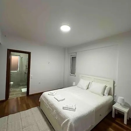 Glyfada 3 Bed: Modern & Cozy Apartment