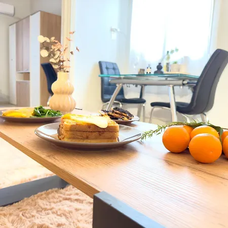 Cozy With Yard & Charm In Apartamento Atenas