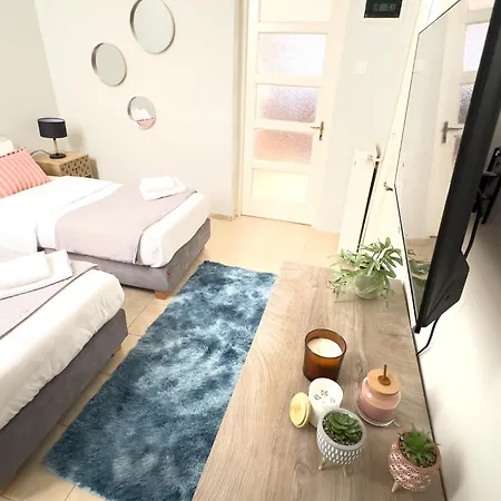 Cozy With Yard & Charm In Αθήνα