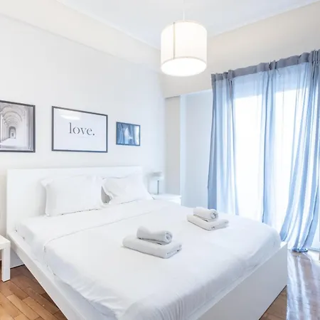 Superb Family In The Center Of Apartment *