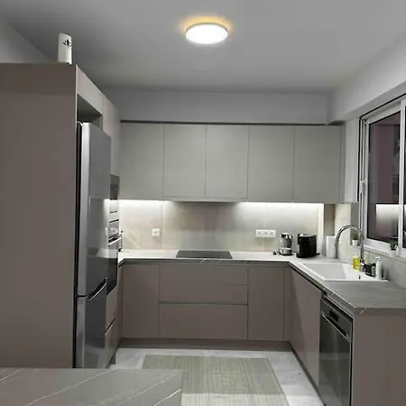 Glyfada 3 Bed: Modern & Cozy *