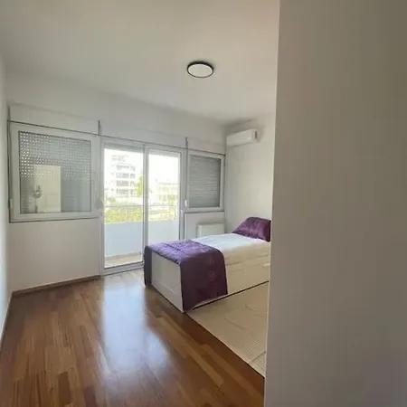 Glyfada 3 Bed: Modern & Cozy Apartment *