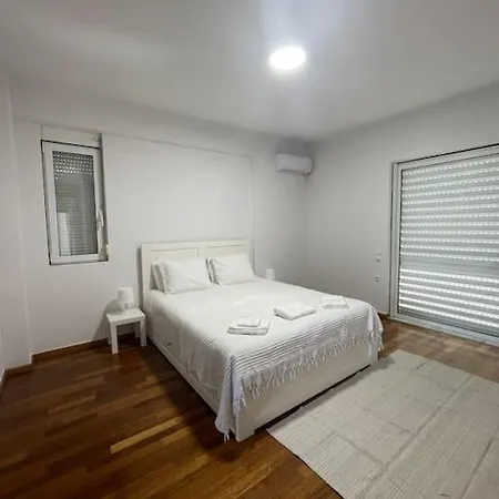 Glyfada 3 Bed: Modern & Cozy *