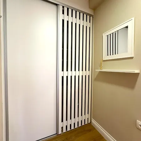 Queens Avenue Apartment *
