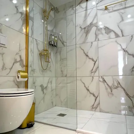 Queens Avenue Apartment *