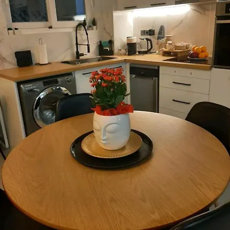 Luxury Close To Metro