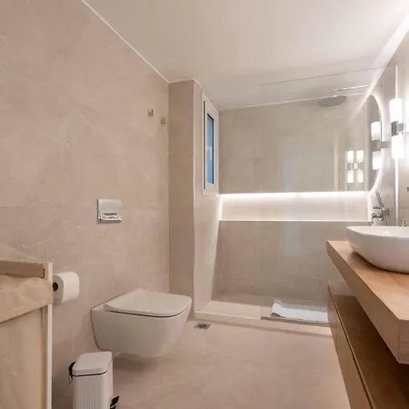 Corner Penthouse In Acropolis Apartment *